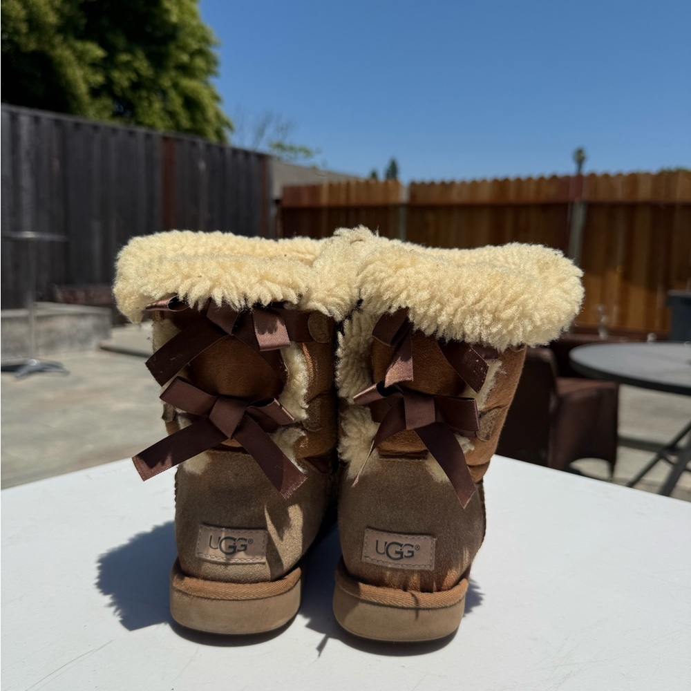 UGG Tan Boots with Shearling and Bows